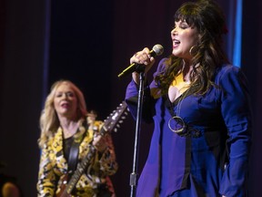 Ann Wilson, à droite, et sa sœur Nancy du groupe Heart se produisent au Centre Bell de Montréal le mardi 16 juillet 2019.