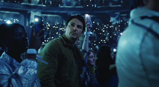 Le réalisateur M. Night Shyamalan découvre le côté obscur de Josh Hartnett dans la bande-annonce de The Trap