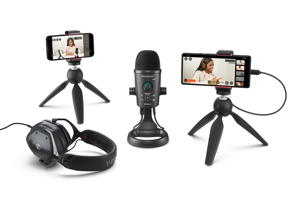 Photo marketing produit pour le studio mobile Rode Go:Podcast.  Au centre se trouve un microphone de bureau, flanqué de deux smartphones sur des mini trépieds (montrant la vidéo du podcast sur leurs écrans) et d'une paire d'écouteurs.