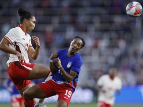 Jade Rose du Canada, à gauche, éloigne le ballon de Crystal Dunn des États-Unis pendant la première moitié d'un match de football de la Coupe SheBelieves, le mardi 9 avril 2024, à Columbus, Ohio.