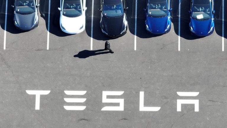 Les bénéfices de Tesla chutent de 55 %, l’entreprise affirme que les ventes de véhicules électriques sont « sous la pression » des hybrides