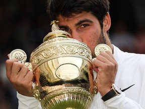 Carlos Alcaraz embrasse le trophée du vainqueur