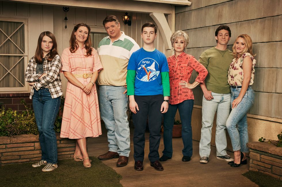 Iain Armitage de Young Sheldon saison 7 dans le rôle de Sheldon, Zoe Perry dans le rôle de Mary, Lance Barber dans le rôle de George, Raegan Revord dans le rôle de Missy, Montana Jordan dans le rôle de Georgie, Annie Potts dans le rôle de Meemaw, Emily Osment dans le rôle de Mandy