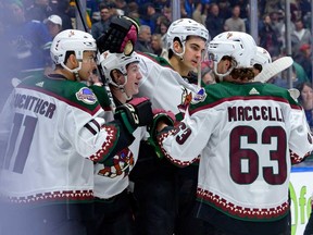 Logan Cooley #92 des Coyotes de l'Arizona est félicité après avoir marqué un but en prolongation contre les Canucks de Vancouver lors de leur match de la LNH au Rogers Arena le 10 avril 2024 à Vancouver.