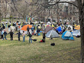 Les manifestants de McGill établissent le premier campement anti-israélien au Canada