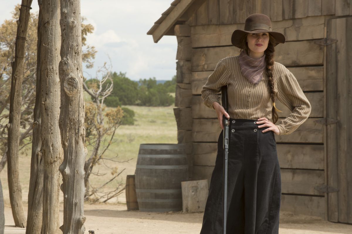 Michelle Dockery tient un fusil à ses côtés à la frontière dans Godless