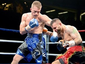 Brandon Cook se connecte avec un crochet gauche au visage du challenger Davide Doria lors d'un combat pour le titre WBA Inter-Continental Super Welterweight.