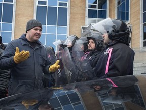 Le syndicat représentant les pêcheurs côtiers de Terre-Neuve-et-Labrador affirme que ses membres refusent de capturer du crabe parce que les prix qui leur sont offerts au quai sont trop bas pour gagner leur vie.  Les pêcheurs et leurs partisans manifestent devant l'édifice de la Confédération à St. John's, le jeudi 21 mars 2024.