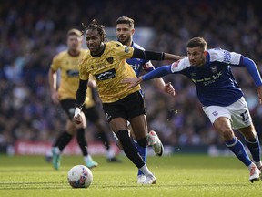 Lamar Reynolds de Maidstone United, à gauche, et Dominic ball d'Ipswich Town se battent pour le ballon lors du quatrième tour de la coupe FA anglaise.