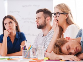 De nombreux travailleurs affirment que les réunions sont une perte de temps.