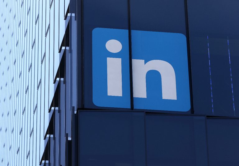 LinkedIn teste l’abonnement à la page d’entreprise Premium avec création de contenu assistée par l’IA