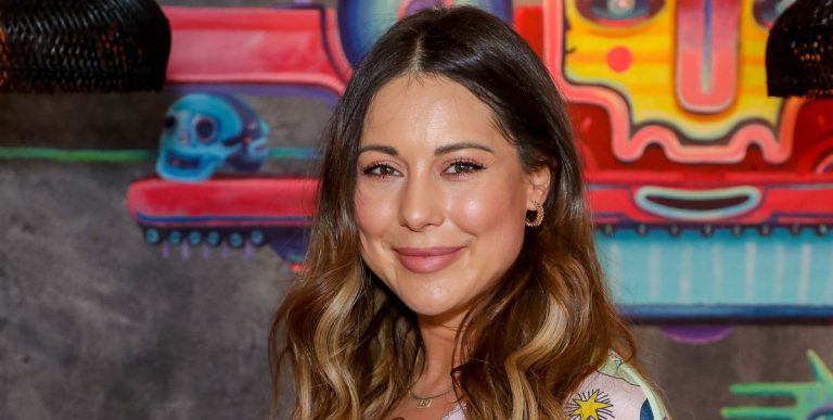 Louise Thompson de Made in Chelsea dévoile fièrement un sac de stomie après une bataille pour la santé
