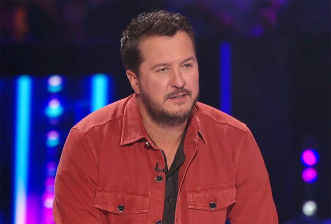 Luke Bryan tombe sur scène et réagit en direct à « American Idol »