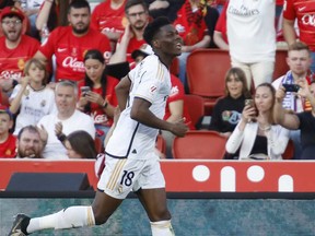 Aurélien Tchouameni du Real Madrid célèbre après avoir marqué le premier but lors d'un match de football de la Liga espagnole entre Majorque et le Real Madrid au stade Son Moix de Palma de Majorque, Espagne, le samedi 13 avril 2024.