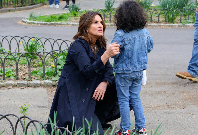 Mariska Hargitay aide une fille perdue pendant le tournage de « Law and Order: SVU »