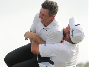 Rory McIlroy d'Irlande du Nord et Shane Lowry d'Irlande célèbrent.