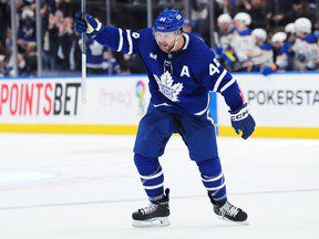 Morgan Rielly s’apprête à revenir dans l’alignement des Leafs, mais Mitch Marner n’en est pas encore là