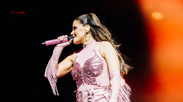 Nelly Furtado montre un doigt ensanglanté après une chute lors d'un spectacle à Coachella
