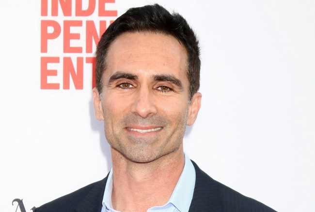 Nestor Carbonell au casting du drame Netflix « Pulse » de Carlton Cuse