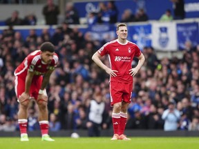 Chris Wood de Nottingham Forest et Morgan Gibbs-White de Nottingham Forest, à gauche, montrent leur découragement lors du match de football de la première ligue anglaise entre Everton et Nottingham Forest à Goodison Park, Liverpool, Angleterre, le dimanche 21 avril 2024.