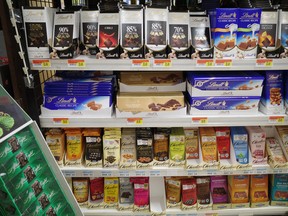 Des barres de chocolat sont visibles sur les étagères