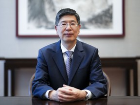 Pékin espère améliorer ses relations avec le Canada, mais les experts disent qu'il n'est pas clair dans quelle mesure Ottawa a intérêt à accélérer un dégel après des années de froid diplomatique.  L'ambassadeur de Chine au Canada Cong Peiwu pose pour un portrait à l'ambassade de Chine à Ottawa le vendredi 20 octobre 2023.