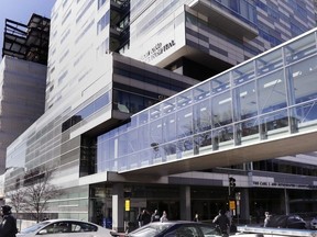 Des piétons passent devant le bâtiment Shapiro du Brigham and Women's Hospital, le 20 janvier 2015, à Boston.  Plus de 200 femmes ont accusé le Dr Derrick Todd, ancien rhumatologue au Brigham and Women's Hospital de Boston, de les avoir abusées sexuellement en effectuant des examens pelviens et mammaires inutiles pendant qu'ils étaient sous sa garde, ce qui a duré 14 ans.