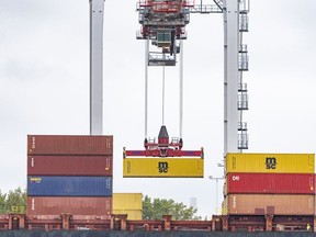 Un conteneur d'expédition est chargé sur un porte-conteneurs dans le port de Montréal le mardi 19 septembre 2023.