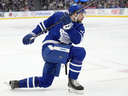 Le centre des Maple Leafs Auston Matthews tire lors d'un match de deuxième période de la LNH contre les Red Wings, à Toronto, le samedi 13 avril 2024.