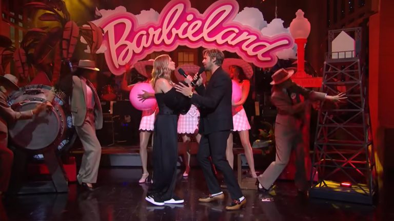 Ryan Gosling et Emily Blunt transforment une chanson de Taylor Swift en une ballade Barbenheimer sur SNL
