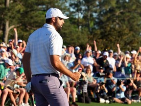 Scottie Scheffler réagit après avoir réussi un birdie sur le 18e green lors du troisième tour du tournoi Masters 2024 au Augusta National Golf Club à Augusta, Géorgie, le samedi 13 avril 2024.