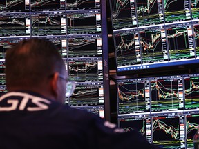 Les traders travaillent sur le parquet de la Bourse de New York.