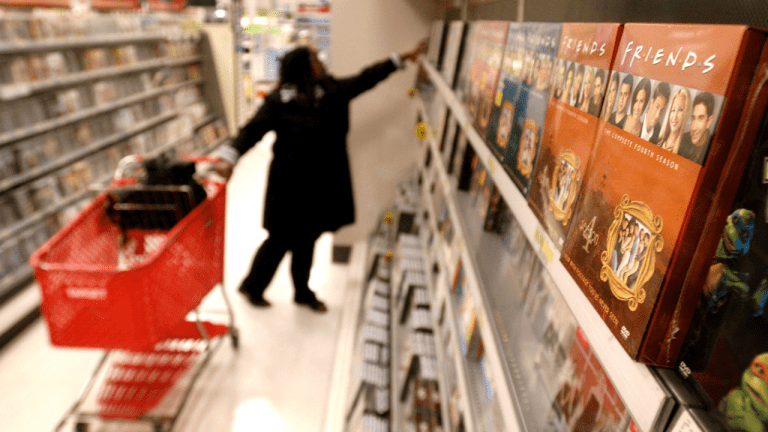 Target répond aux informations selon lesquelles il abandonne les supports physiques et déclare qu'il continuera à proposer des « DVD sélectionnés » dans les magasins
