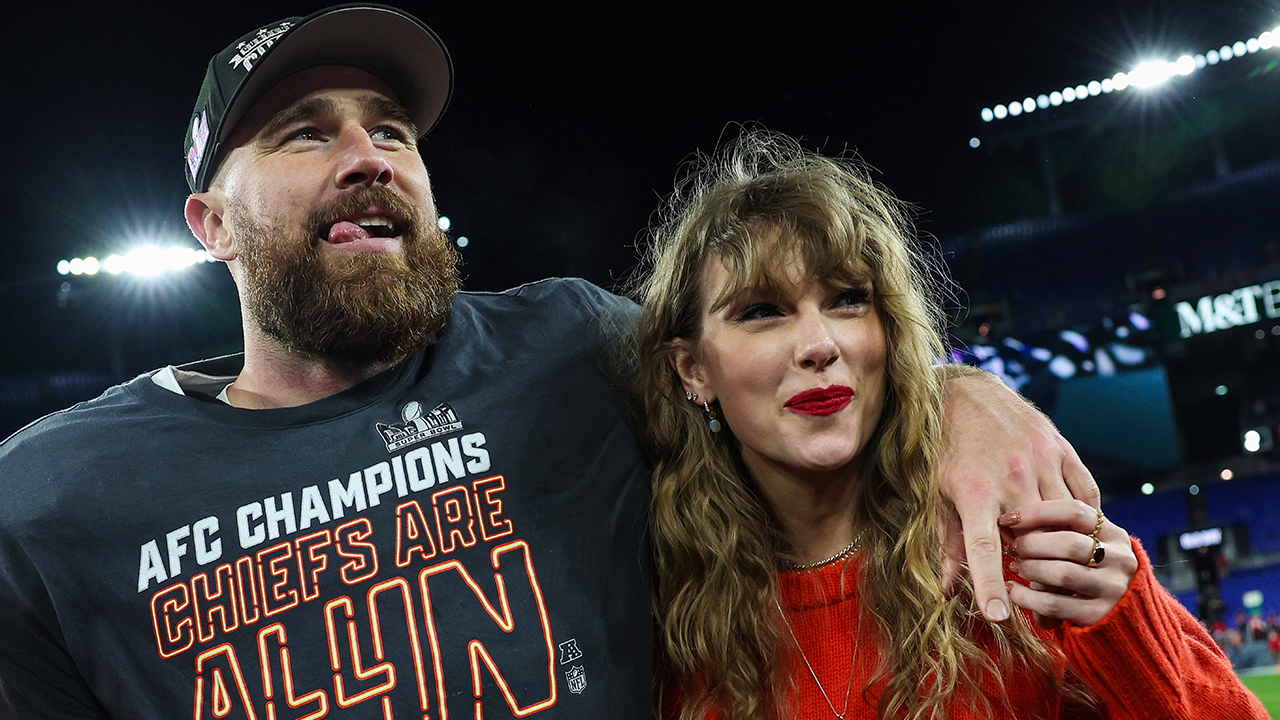 Travis Kelce #87 des Chiefs de Kansas City (à gauche) célèbre avec Taylor Swift après avoir battu les Ravens de Baltimore lors du match de championnat de l'AFC au stade M&T Bank le 28 janvier 2024.