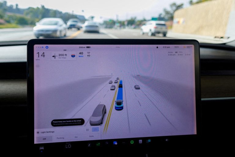 Tesla rend son logiciel controversé de conduite entièrement autonome moins cher de 4 000 $