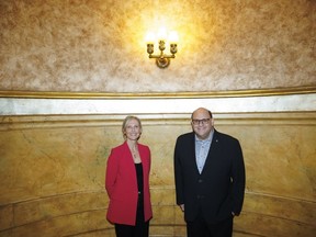 Le producteur de théâtre Michael Rubinoff pose aux côtés de Hope Bagozzi, directrice de Tim Hortons, au théâtre Elgin de Toronto, le mardi 9 avril 2024.