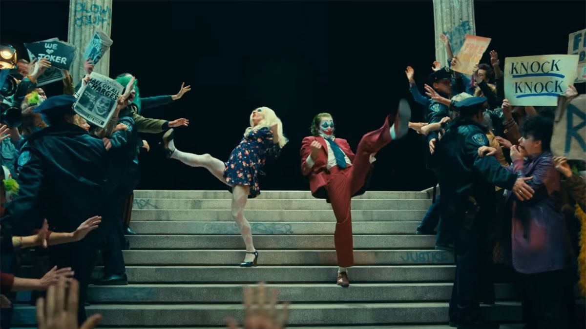 Lady Gaga and Joaquin Phoenix on the steps in Joker 2. 