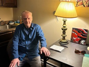 Walter Gillespie pose pour une photo dans son appartement de Saint John, au Nouveau-Brunswick, le mardi 9 janvier 2024.