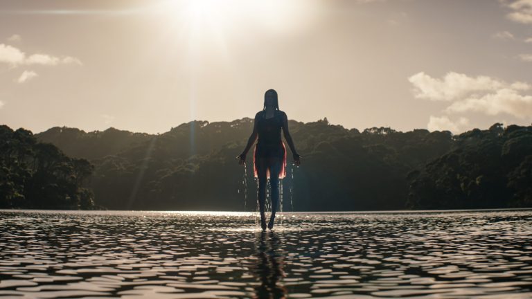 Un autre film Evil Dead trouve un réalisateur alors que la franchise d'horreur continue de croître
