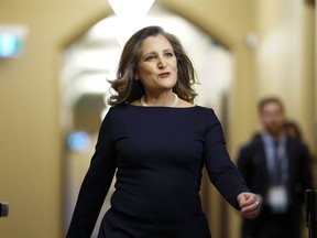 La ministre des Finances, Chrystia Freeland, arrive à une réunion du Cabinet sur la Colline du Parlement à Ottawa avant de présenter le budget fédéral, le mardi 16 avril 2024.