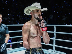 BANGKOK – Jake Peacock de Calgary célèbre sa première victoire au One Championship contre le poids coq japonais Kohei (Samurai Warrior) Shinjo, non montré, lors d'un combat de Muay Thai à Bangkok dans une photo distribuée le vendredi 5 avril 2024.  Peacock, 30 ans, né sans main droite, s'est amélioré à 13-1.