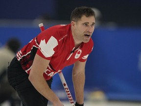 John Morris, du Canada, crie à son coéquipier après avoir lancé une pierre lors du match de curling en double mixte contre la République tchèque aux Jeux olympiques d'hiver de Pékin, le lundi 7 février 2022, à Pékin.  Un groupe qui comprend le curleur double médaillé d'or olympique Morris et l'ancien joueur de la NFL Jared Allen a acheté la tournée du Grand Chelem de curling à Sportsnet.