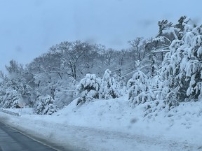 La vue depuis l'autoroute.  35 en Ontario le 4 avril 2024 rappelle l’hiver.