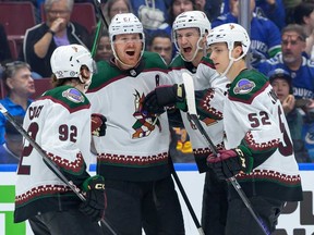 Josh Brown #3 des Coyotes de l'Arizona est félicité après avoir marqué un but contre les Canucks de Vancouver lors de la deuxième période de leur match de la LNH au Rogers Arena le 10 avril 2024 à Vancouver.