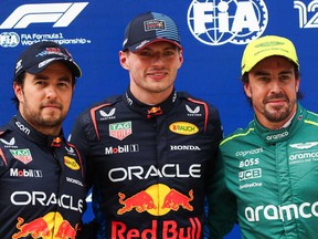 Sergio Perez du Mexique et Oracle Red Bull Racing, Max Verstappen d'Oracle Red Bull Racing et des Pays-Bas et Fernando Alonso d'Aston Martin et d'Espagne lors des qualifications avant le Grand Prix F1 de Chine sur le circuit international de Shanghai le 20 avril 2024 à Shanghai, Chine.