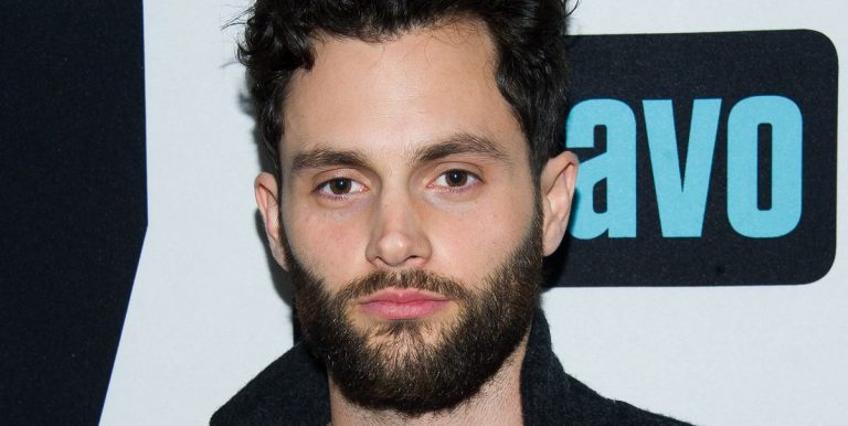 Vous, Penn Badgley, parle de son rôle de père et de beau-père
