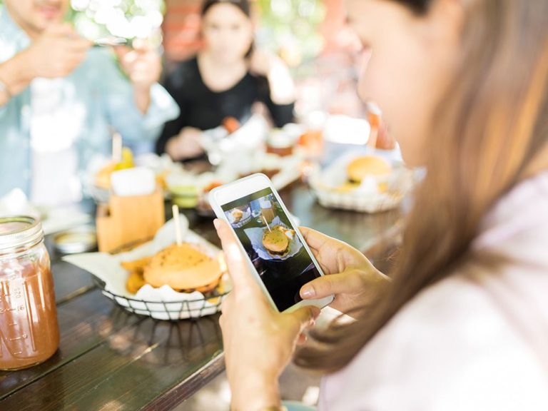 Vous vous conformez peut-être plus que vous ne le pensez aux habitudes alimentaires de vos amis sur les réseaux sociaux.