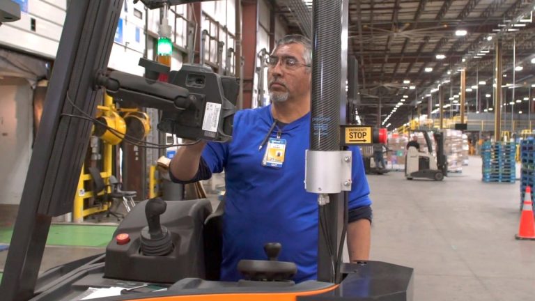 Walmart déploiera des chariots élévateurs robotisés dans ses centres de distribution