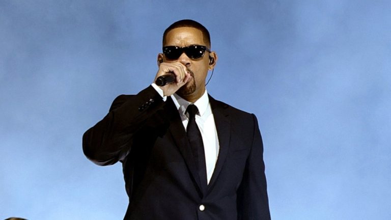 Will Smith interprète "Men in Black" avec J. Balvin à Coachella dans une apparition surprise
