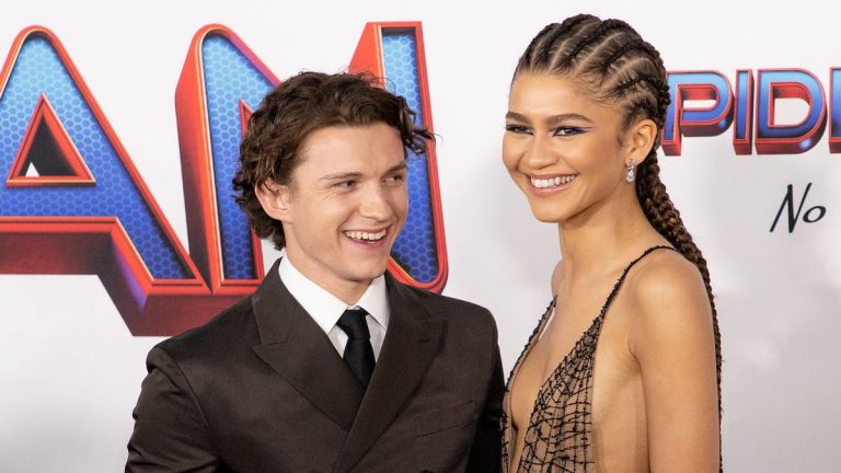 Zendaya saluant Tom Holland qui la regarde sur le tapis rouge lors de la première des Challengers est adorable
